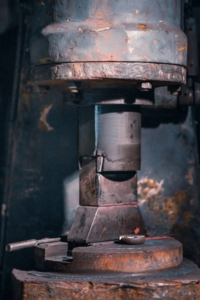 Algemeen zicht op een oude roestige slagmachine voor het smeden van verschillende metalen. — Stockfoto