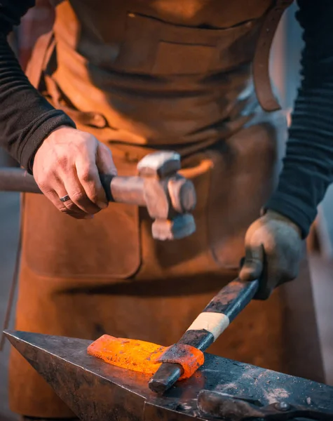 Blacksmith forges a red-hot metal blank. — Stock Photo, Image