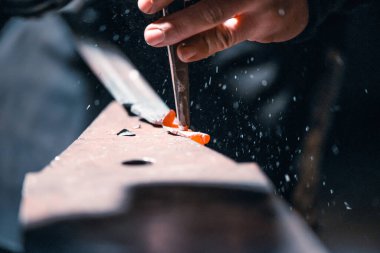 Sanatsal sahteciliğe yakın çekim. Örs ve sıcak metalin ayrıntılı görüntüsü.