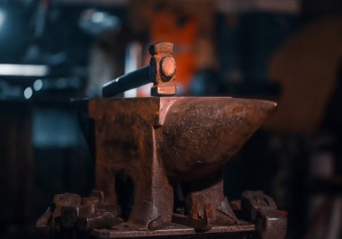 Demirhanede büyük paslı örs ve çekiç. İnsanlar olmadan.