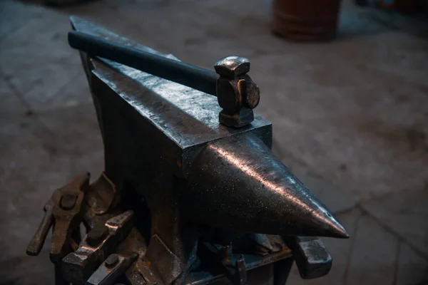 Blacksmiths tools are hung around the anvil — Stock Photo, Image