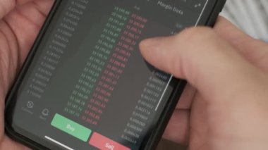 Şifreleme para birimi alma veya satma uygulamasının telefon ekranında.