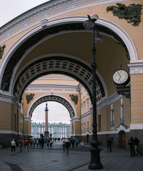Die erste elektrische Straßenuhr in St. Petersburg. — Stockfoto