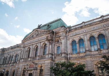 Stieglitz Eyalet Akademisi 'nin önünde. 1876 'da kurulmuş..
