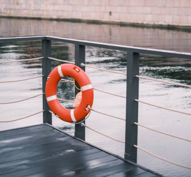 Nehirde kırmızı can simidi olan bir kurtarma ekibi..