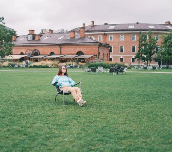 Jonge vrouw ontspannen in het stadspark. — Stockfoto