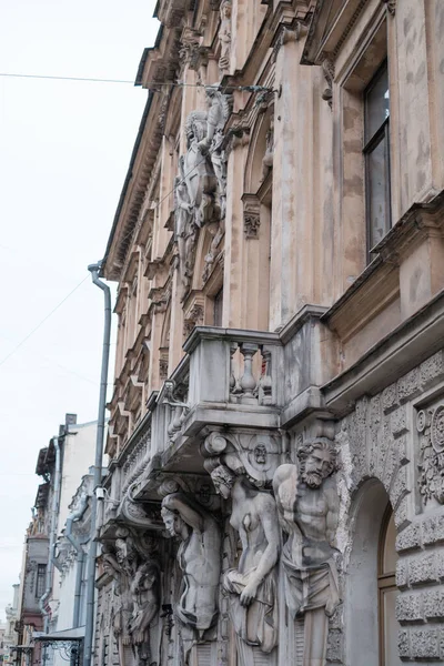 Demidovs mansion and the Atlantean sculptural group near the entrance. — Stock Photo, Image