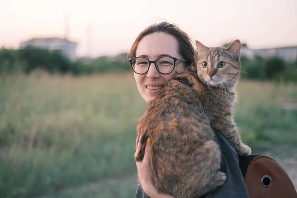 笑顔の女の子歩くととともに国内の猫で町. — ストック写真