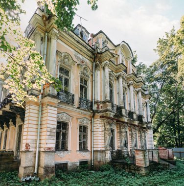 Eski Peterhof 'daki Dacha Sarayı İmparatoriçe Elizabeth Petrovna' ya aitti. 1727 'de inşa edilmiş..
