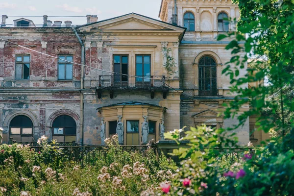 Mikhailovka malikanesi, saray ve park topluluğu 1858 'de inşa edildi. Mimar Shtakenshneider Yapay Zeka ve Şarlman.. — Stok fotoğraf