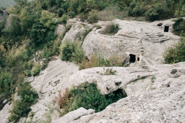 Kayadaki antik bir şehrin kalıntıları..