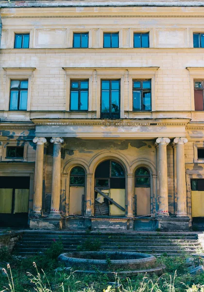 Mikhailovka estate, palace and park ensemble of the 19th century. The foundation stone of the palace took place in 1858. —  Fotos de Stock