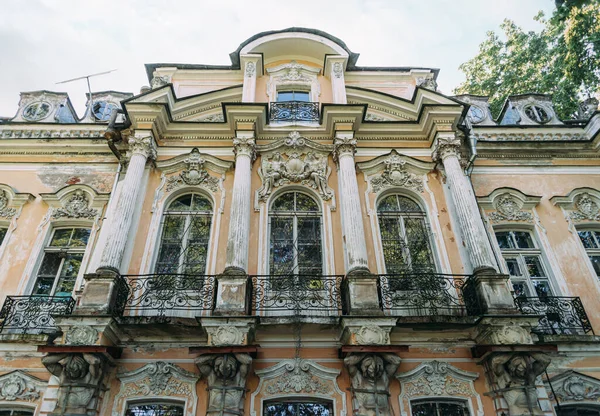 Own Dacha Palace, belonged to Empress Elizabeth Petrovna. Built in 1727. Neo-baroque style. Architect Shtakenshneider A.I. —  Fotos de Stock