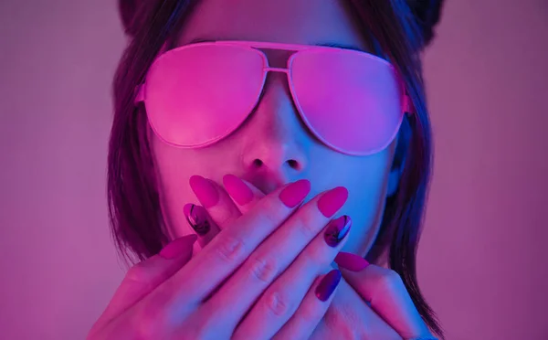 Retrowave style portrait of young woman in pink glasses. — Stock fotografie