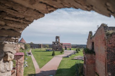 Kalenin savunma duvarından görülebileceği bir yer..