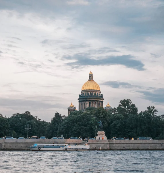 2020年9月3日，俄罗斯圣彼得堡：内瓦河堤岸附近的汽船. — 图库照片