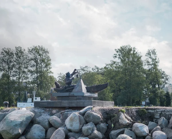 Monument över flodarbetare och järnvägsarbetare. skulptör Ivan Asinovsky, installerad 2019. — Stockfoto