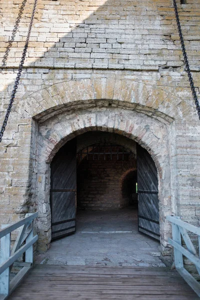 O portão para a fortaleza de Oreshek, a ponte sobre o fosso. — Fotografia de Stock