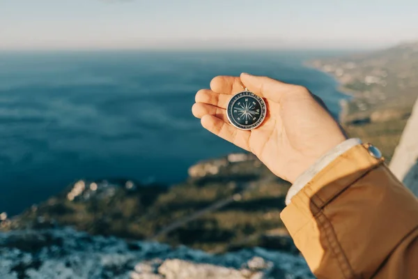 Traveler in the mountains uses a compass. — Foto de Stock
