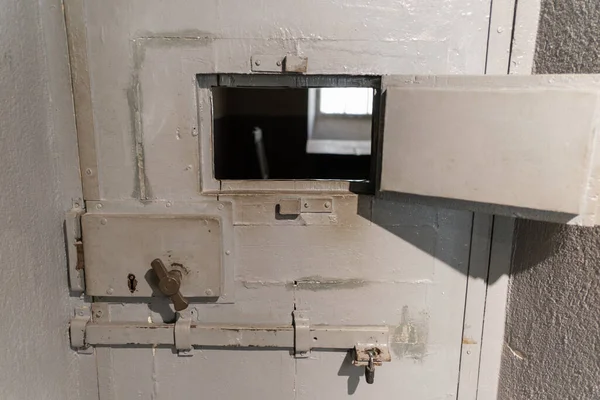Puerta a la celda de los prisioneros, vista de cerca. —  Fotos de Stock