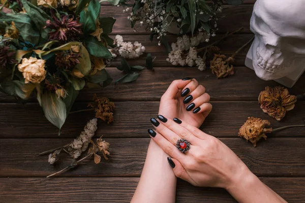 Uitzicht vanaf het begin. Vrouw demonstreert zwarte manicure. Romantisch gotisch concept. — Stockfoto