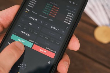 Şifreleme para birimi almak için uygulamanın telefon ekranında.