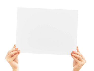 Kadın elleri zarif bir şekilde beyaz bir arka planda boş bir poster tutuyor..