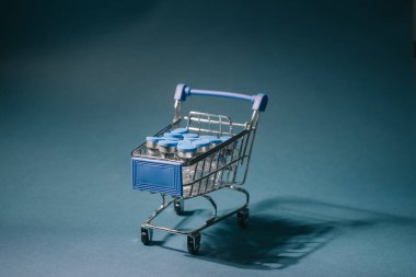 Aşı veya tedavi için tıbbi ampuller metin için alanı olan bir sepette yatmaktadır..