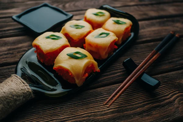 Rollos con tobiko caviar y queso. — Foto de Stock