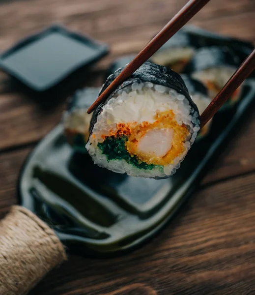 Rollo con camarones con palos de madera. — Foto de Stock