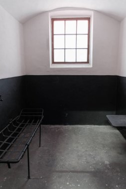 Oreshek Kalesi. Yeni hapishane, 1883 'te inşa edilmiş. Demir yataklı hapishane hücresi..