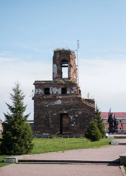 Ruïnes van de St. Johns kathedraal in het oude fort Oreshek. — Stockfoto