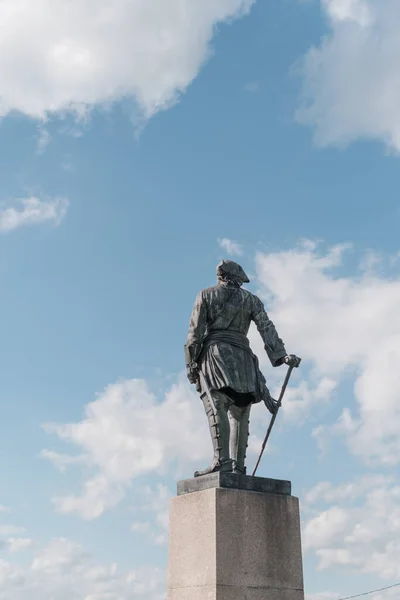 Monument to Peter I in Shlisselburg, sculptor M.M. Antokolsky, was installed in 1957. Back view. — Stock Photo, Image