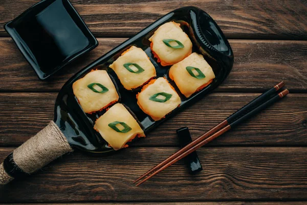 Sushi-Brötchen-Set mit Tobiko-Kaviar und Käse, von oben. — Stockfoto