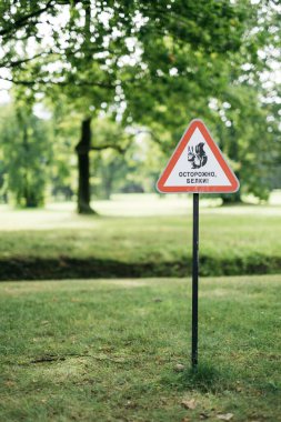 Rusça uyarı sincaplarıyla metinle imzala..