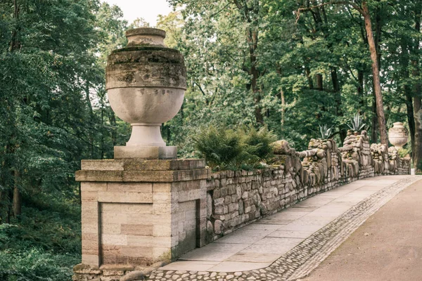 Oude brug met stenen leuningen en bloempotten. — Stockfoto