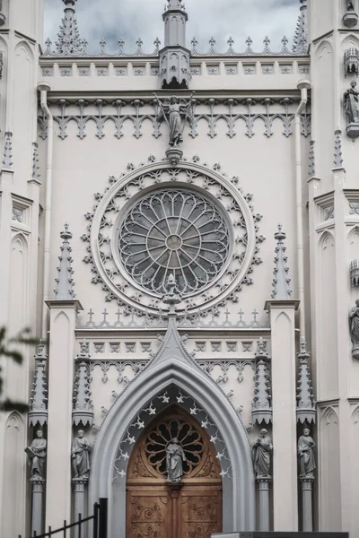 Primer plano de la entrada principal y fachada de la capilla gótica en el parque de Alejandría. —  Fotos de Stock