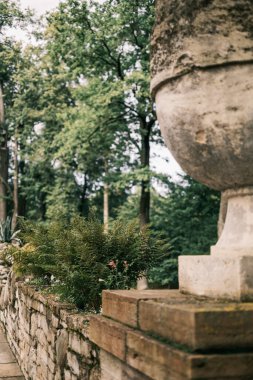 Taş korkuluklar ve eski köprünün saksısı.