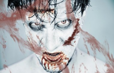 zombi kanlı cam arkasında
