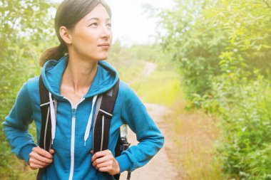 uzun yürüyüşe çıkan kimse kadın ormanda