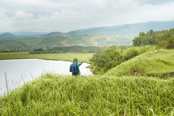 Caminhante homem na natureza — Fotografia de Stock