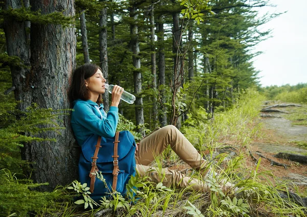 Wanderin trinkt Wasser — Stockfoto