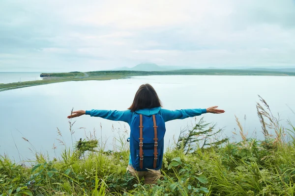 Mujer excursionista despreocupada en la naturaleza — Foto de Stock