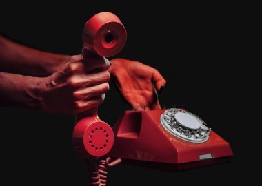 Vintage telefon vererek şeytan eller
