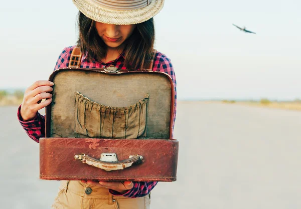 Reisende auf der Suche nach etwas im Koffer — Stockfoto