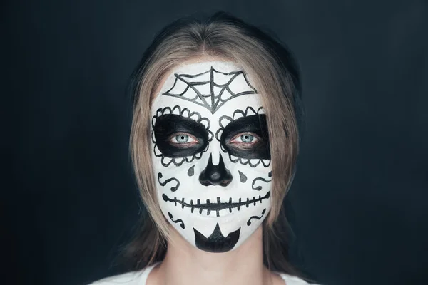 Mujer sonriente con maquillaje de cráneo de azúcar — Foto de Stock