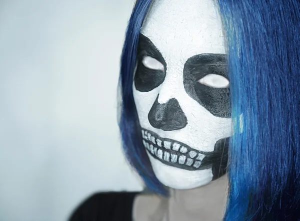 Frau mit Totenkopf-Make-up und weißen Augen — Stockfoto