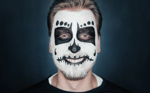 Hombre sonriente con maquillaje de cráneo de azúcar — Foto de Stock