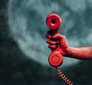 Şeytan el ile gece yarısı telefon ahizesi