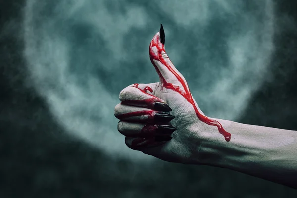 吸血鬼血腥手用拇指向上的手势 — 图库照片